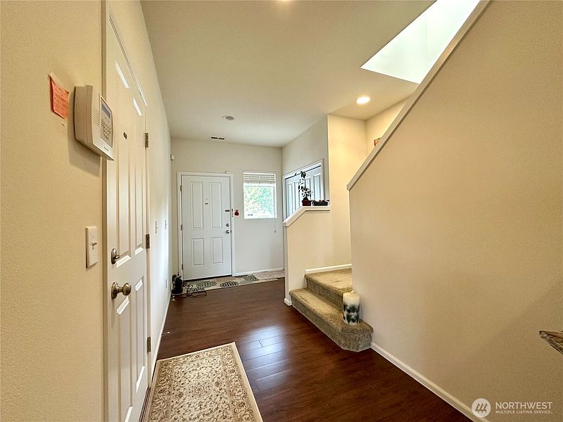 4th image of 3018 Eagle Loop NE