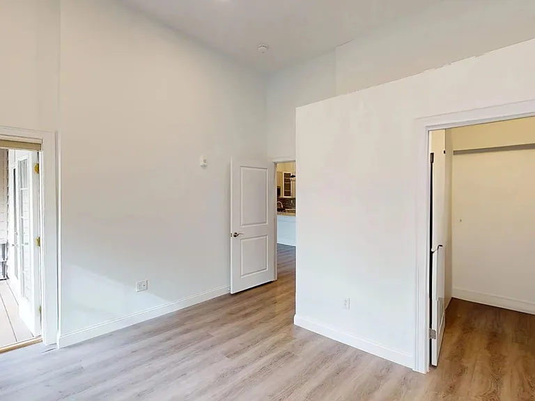 320 Middlesex Ave — Photo 5