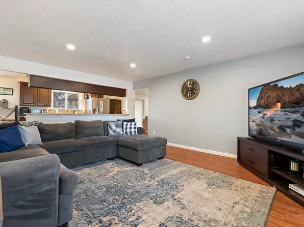 3811 N Buckingham Dr, Boise, ID 83704