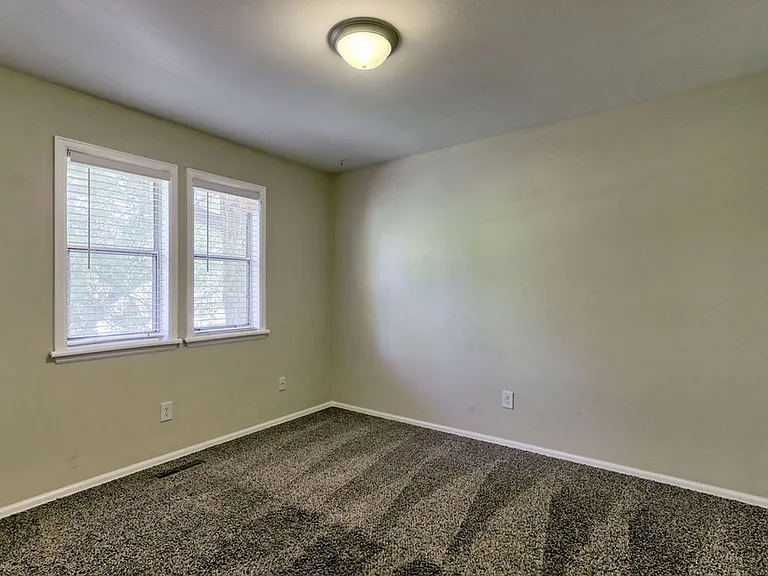1306 Woodcrest Ct — Photo 11