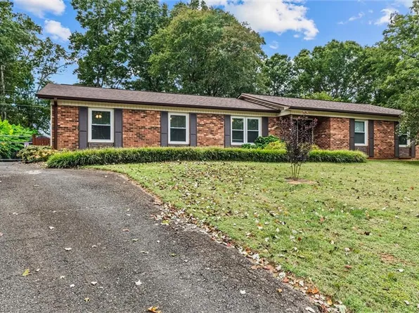 140 Little Brook Dr, Tobaccoville, NC 27050