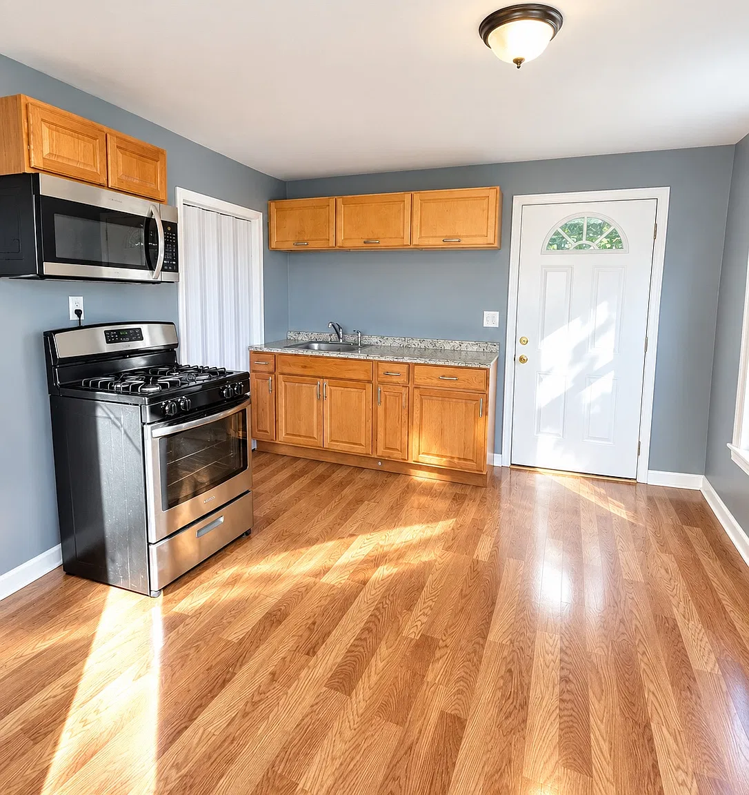 3 bed, 900 sqft, $2,000 — Photo 2