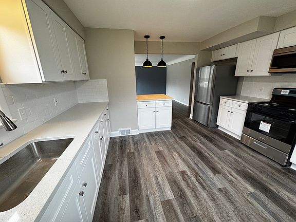 Brand new kitchen with soft-close cabinets, stainless steel appliances, and quartz countertops