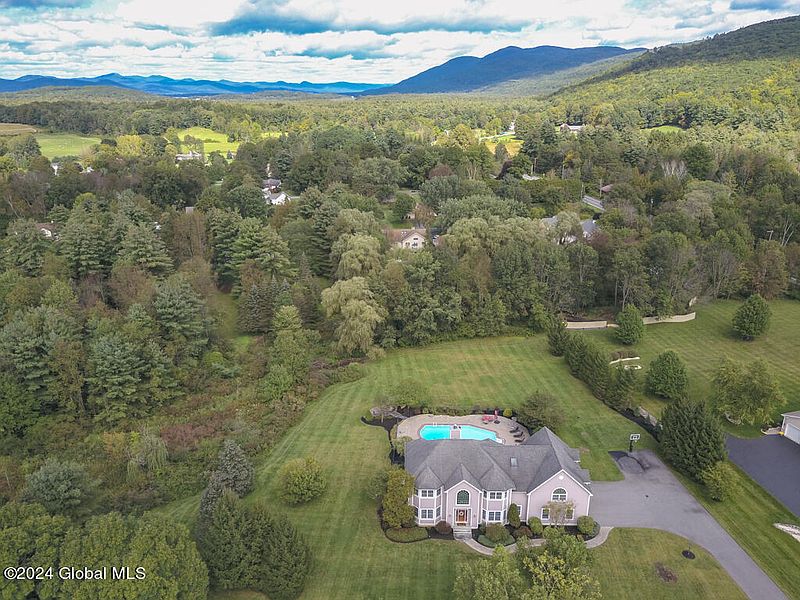 5th image of 18 Oak Valley Way