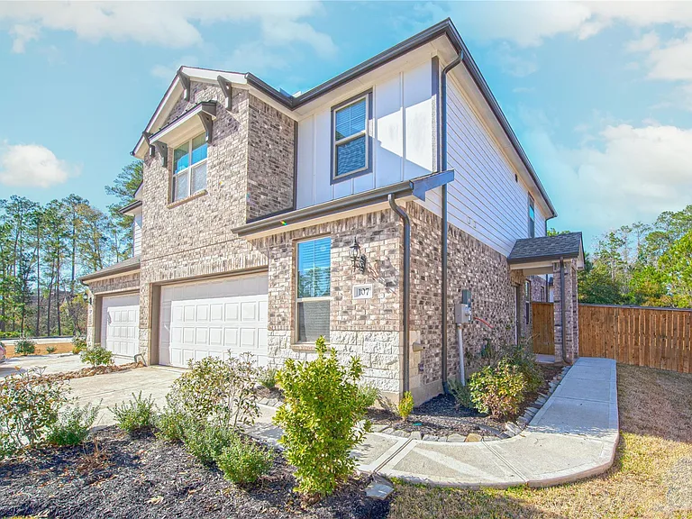 107 Silver Sky Ct — Photo 2