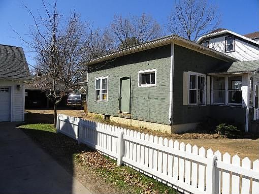 2nd image of 2217 Clark St