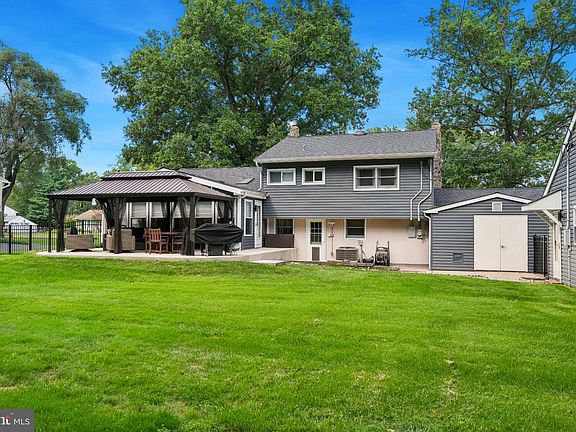5th image of 717 Lawrence Ln
