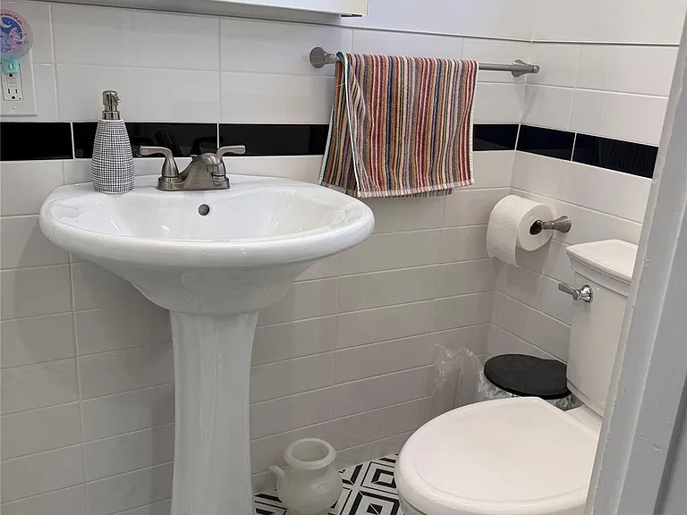28 Peachtree Ln — Photo 12