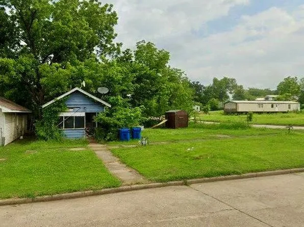 221 E Boston Ave, Yale, OK 74085