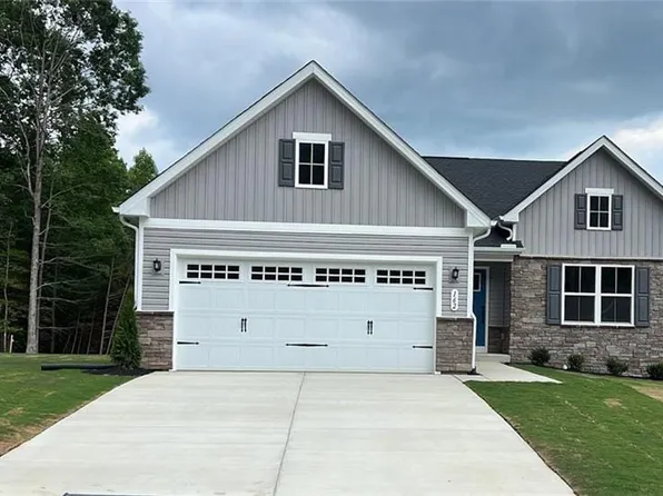 162 Pleasants Ln, Kilmarnock, VA 22482