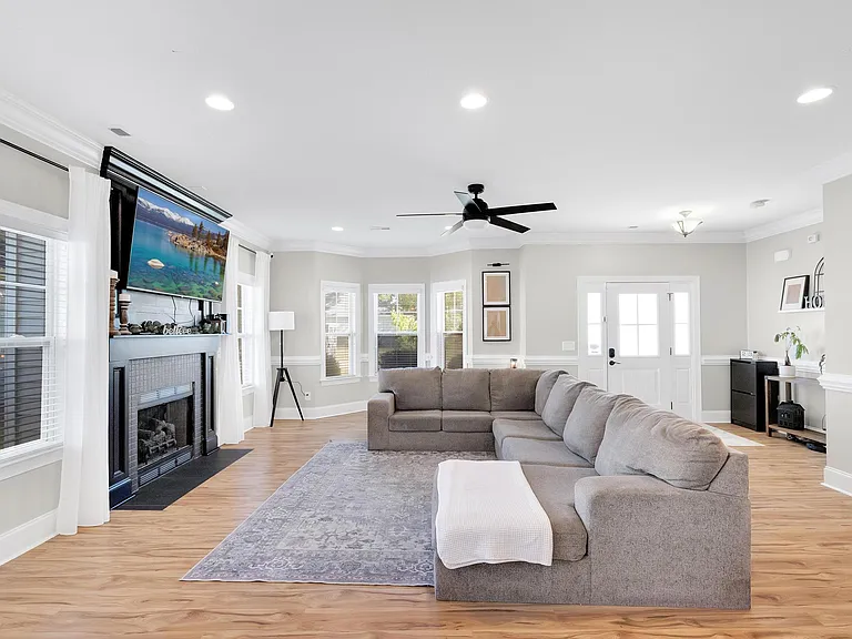 302 Huxton Ct — Photo 4