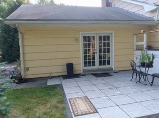 92 Midlock Rd, Fairfield, CT 06824