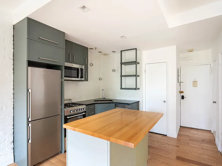 491 W 22nd St #4R — Photo 3