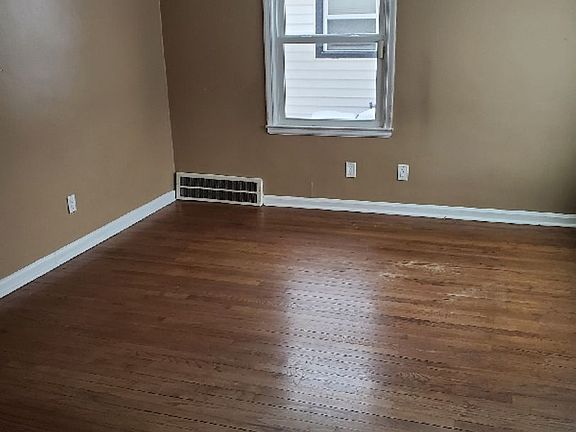 2nd image of 835 Farnham Ave