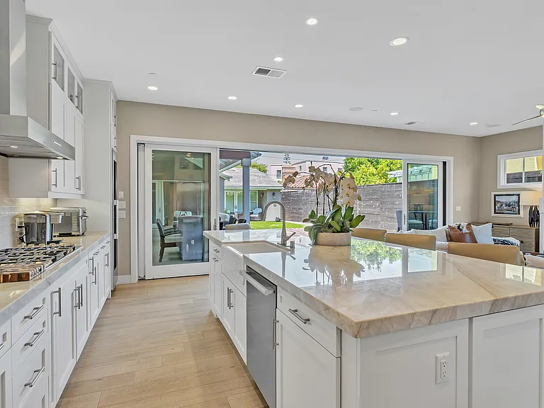 1127 Alameda Blvd — Photo 2