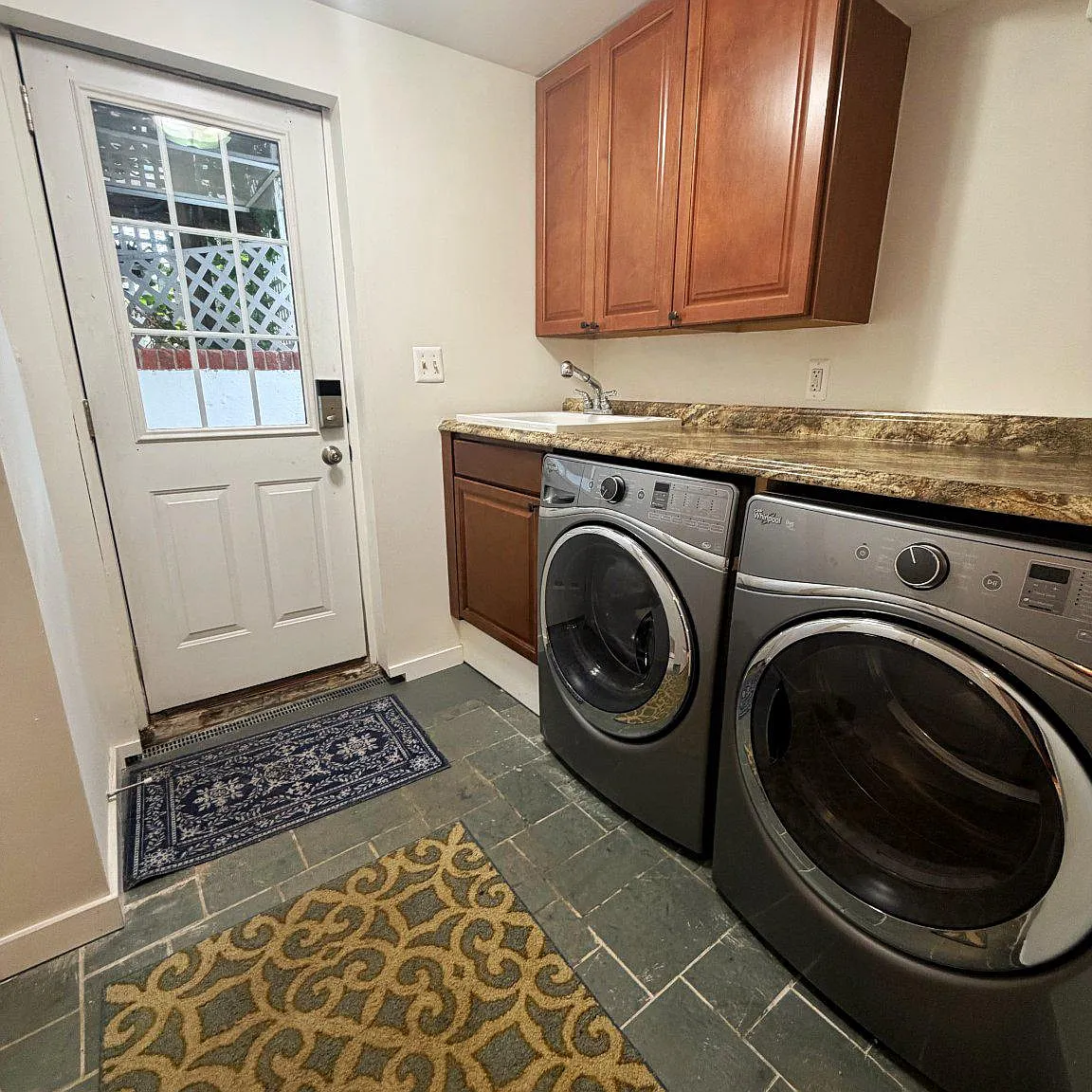 1 bed, 1.0 bath, 2045 sqft, $2,200 — Photo 2
