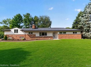 2768 Hillendale Dr, Rochester Hills, MI 48309