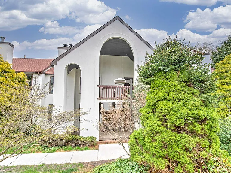 20 Tower Hill Dr #20 — Photo 2