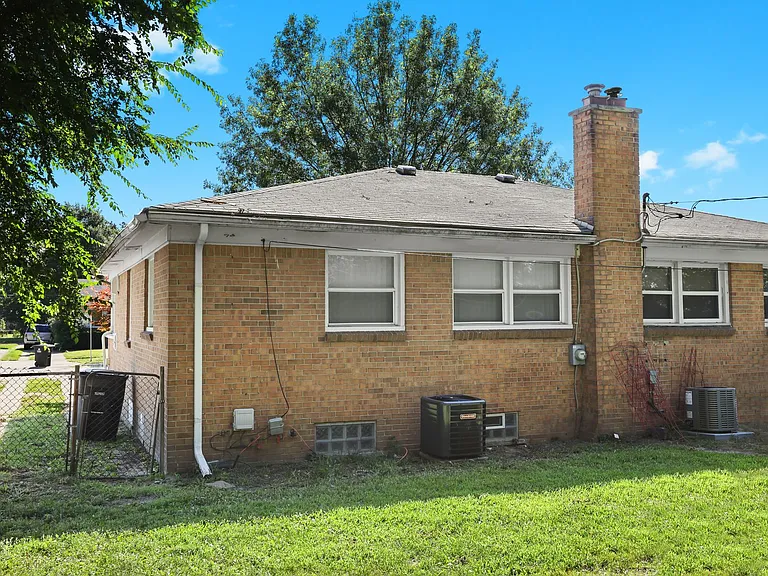 2758 Ackley Ave — Photo 39