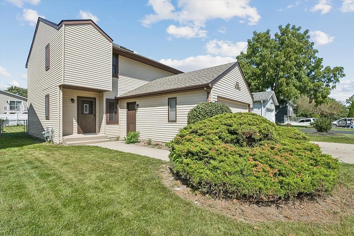 3 bed, 2.5 bath, 2566 sqft, $3,000 — Photo 1
