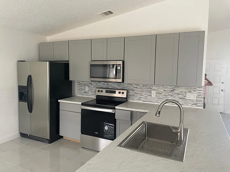 3405 Burlington Dr — Photo 2