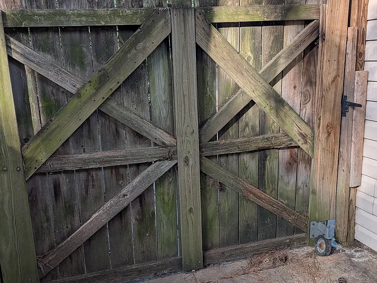 1605 Teresa Cir — Photo 38