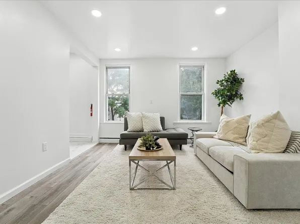 283 Griffith Street image 4 of 29