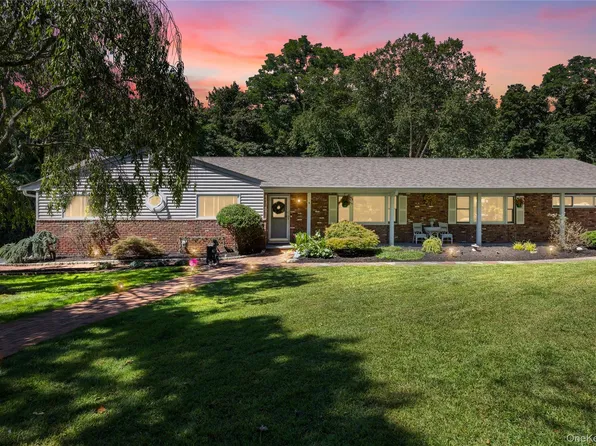 3 Five Acre Court, Smithtown, NY 11787