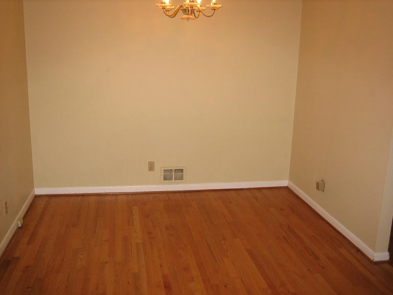 3 bed, 1.5 bath, 1400 sqft, $2,400 — Photo 4