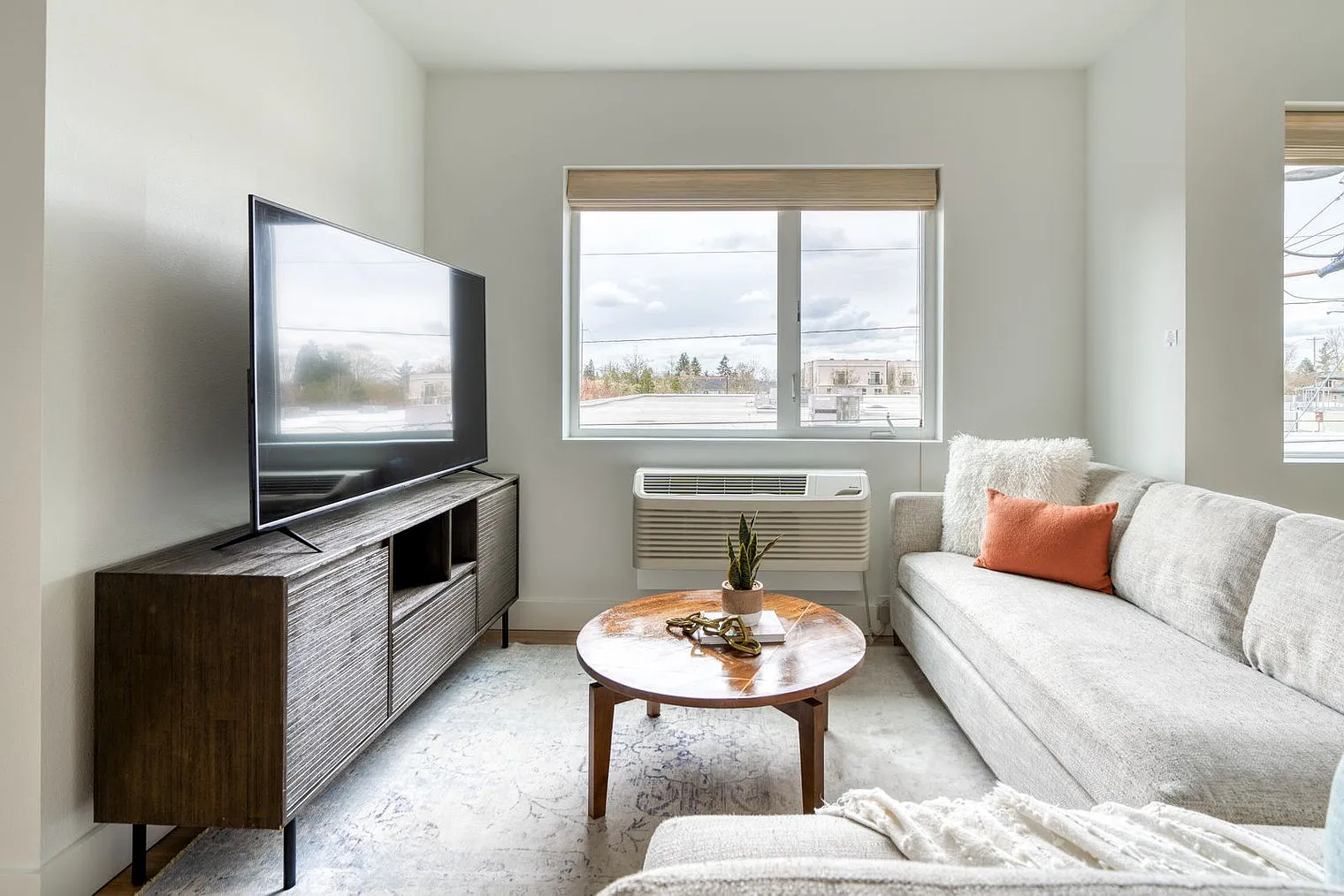2 bed, 1.0 bath, 742 sqft, $3,199 — Photo 2