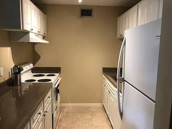 5th image of 301 N Hubert Ave