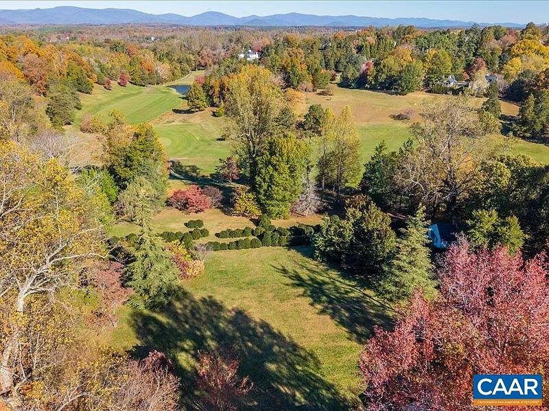 5 bed, 4.5 bath, 5758 sqft, $10,000 — Photo 4