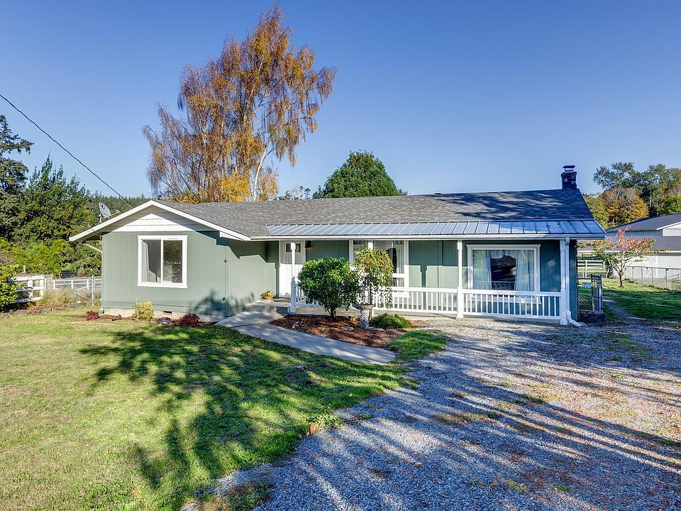 Front of home with covered front porch and private driveway