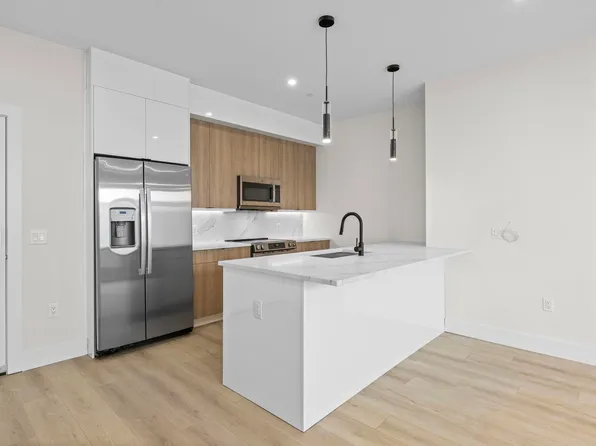 4525 Bergenwood Avenue image 5 of 12