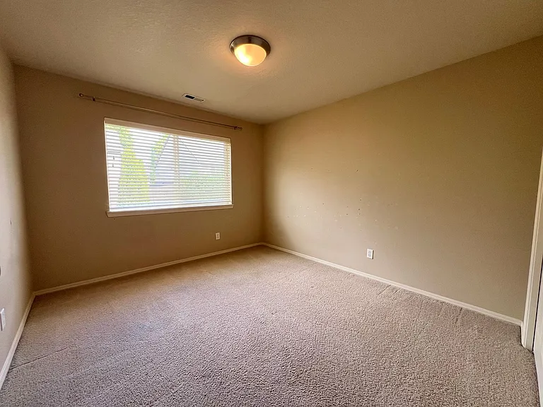 1048 SE Tamora Ave — Photo 15