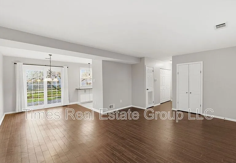 136 Brookfield Ct — Photo 16