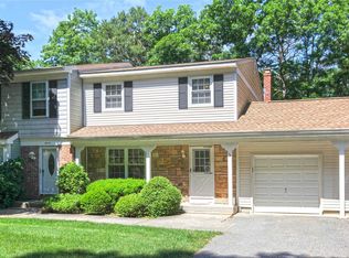 12 Thornton Cmns, Yaphank, NY 11980