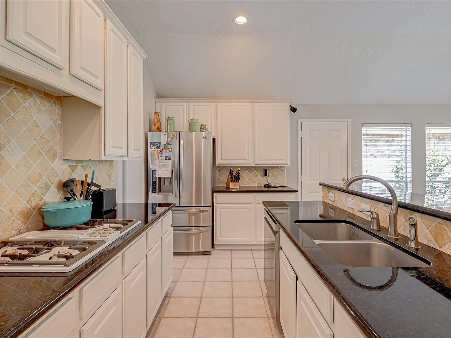 3 bed, 2.0 bath, 2004 sqft, $2,900 — Photo 3