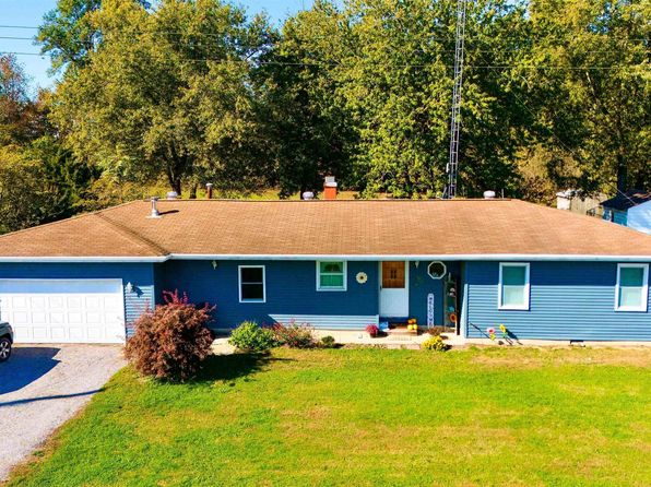 212 S Clark Ave SE, Clay City, IL 62824