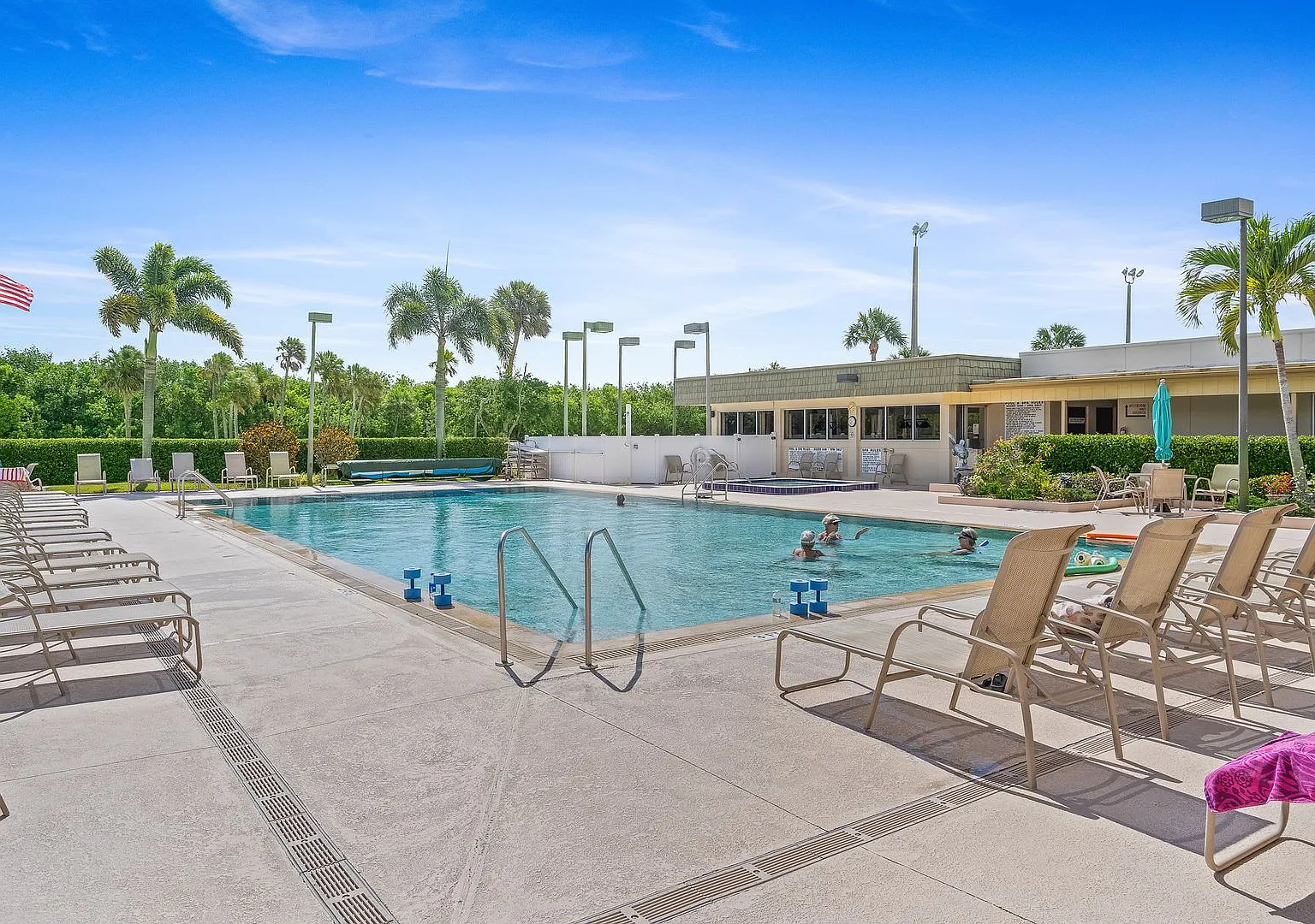 Furnished 1/1 condo Available in Vista Gardens — Photo 3