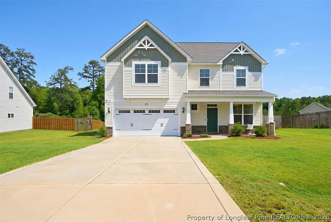 4 bed, 2.5 bath, 2300 sqft, $2,300 — Photo 2