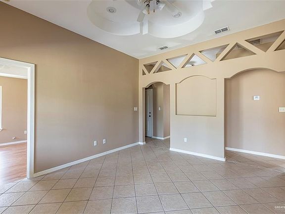 3rd image of 2605 N Poinsettia Ln