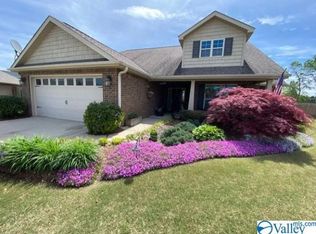 125 Coach Glen Ln, Owens Cross Roads, AL 35763