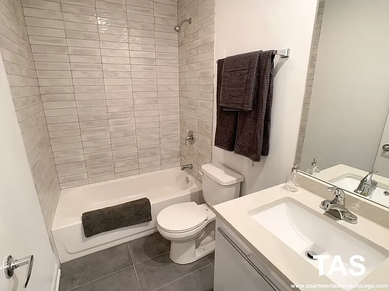938 W Winona St #3 — Photo 4
