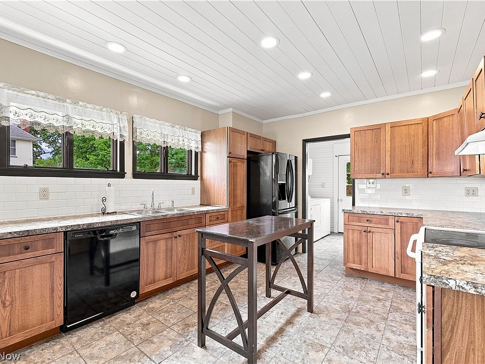 13th image of 412 Oakwood Dr