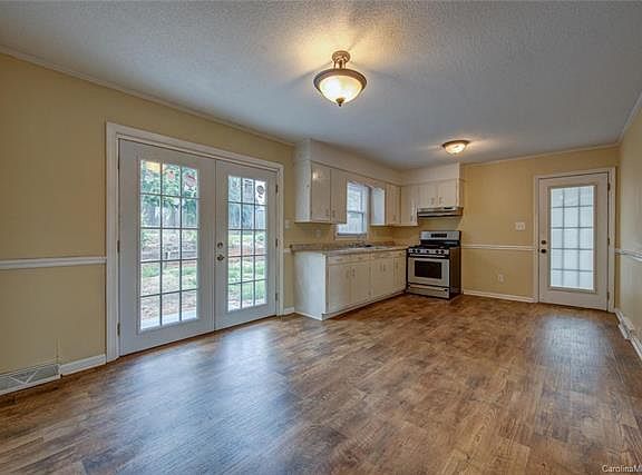 3rd image of 2428 Woodleaf Dr