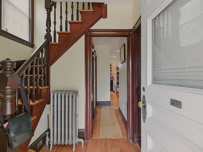 82 Van Zandt Ave — Photo 2