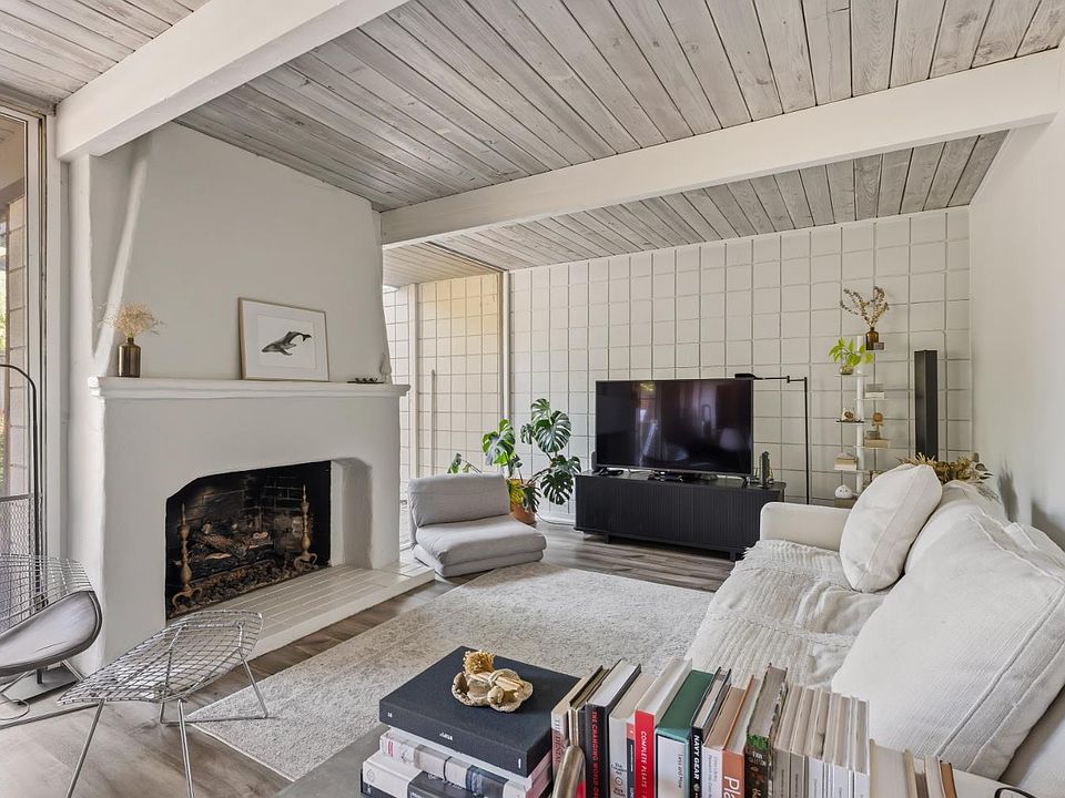 1st image of 1076 Pomeroy Avenue