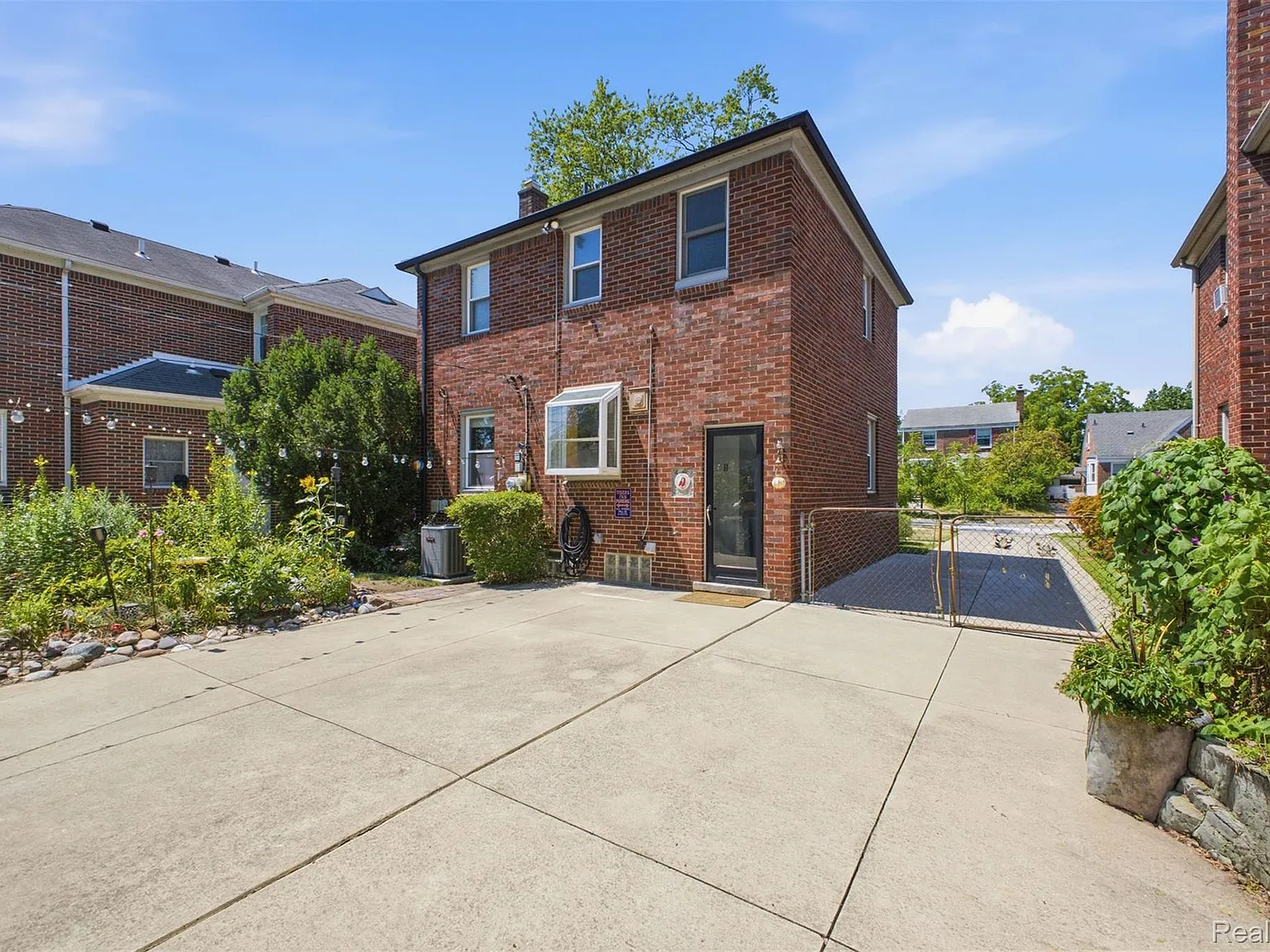 3 bed, 1200 sqft, $2,200 — Photo 3