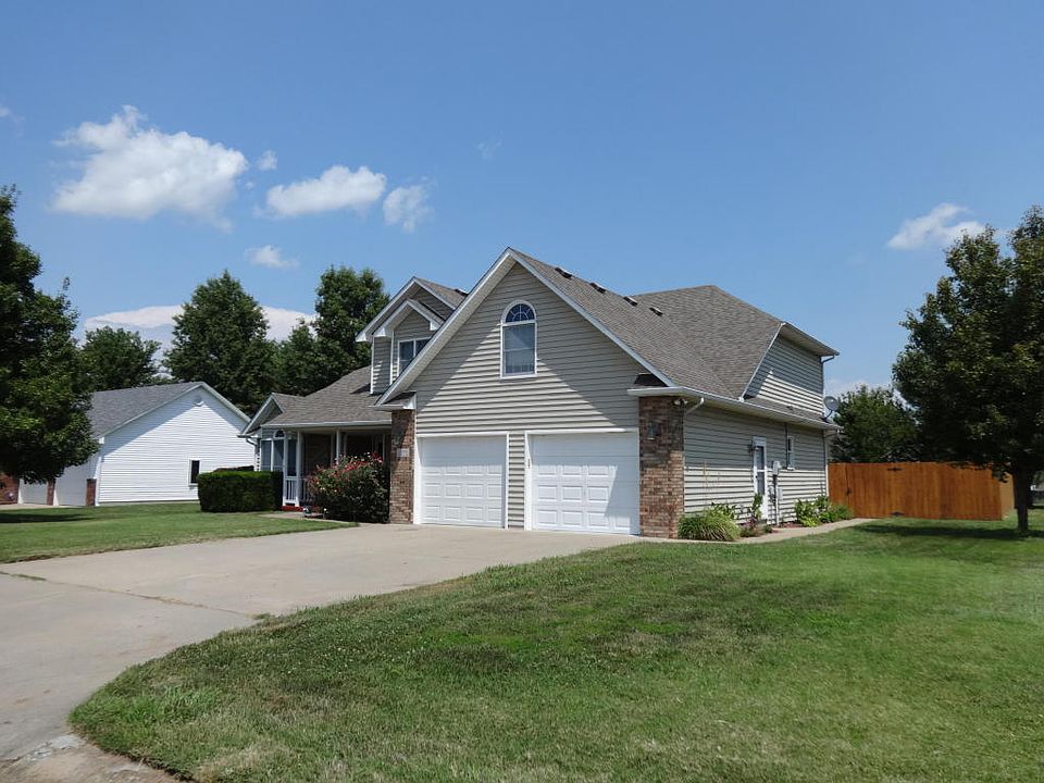 2nd image of 2266 Alison St